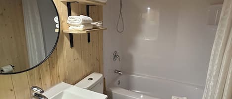 Habitación cuádruple estándar | Baño | Amenidades de baño gratuitas, jabón, shampoo, papel de baño