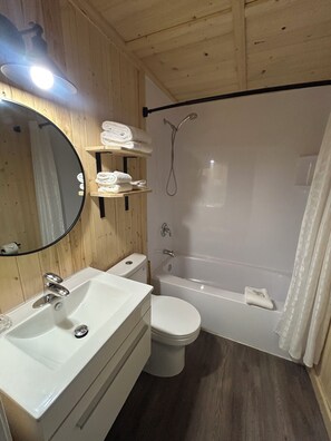 Classic Quadruple Room | Bathroom - Drifters Motel and Restaurant (Terrace Bay)