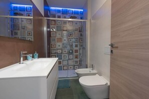 Shower, bidet, soap, toilet paper - Azure House (Pizzo)