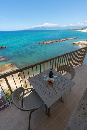 Outdoor dining - Azure House (Pizzo)