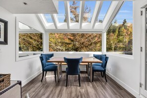 Dining - Main Street Ski Haus | Free Ski Tunes | Hot Tub | Apres | 1-min Walk to Main (Park City)