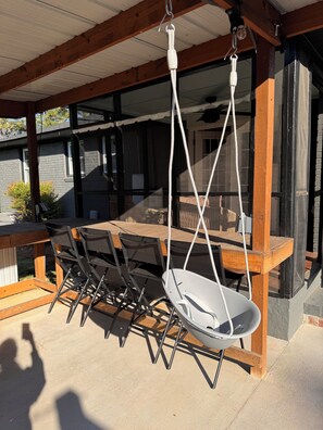 Outdoor dining - The Marigold- USC+Hot Tub+Fire Pit+Game Room+Grill+Near Downtown (Cayce)