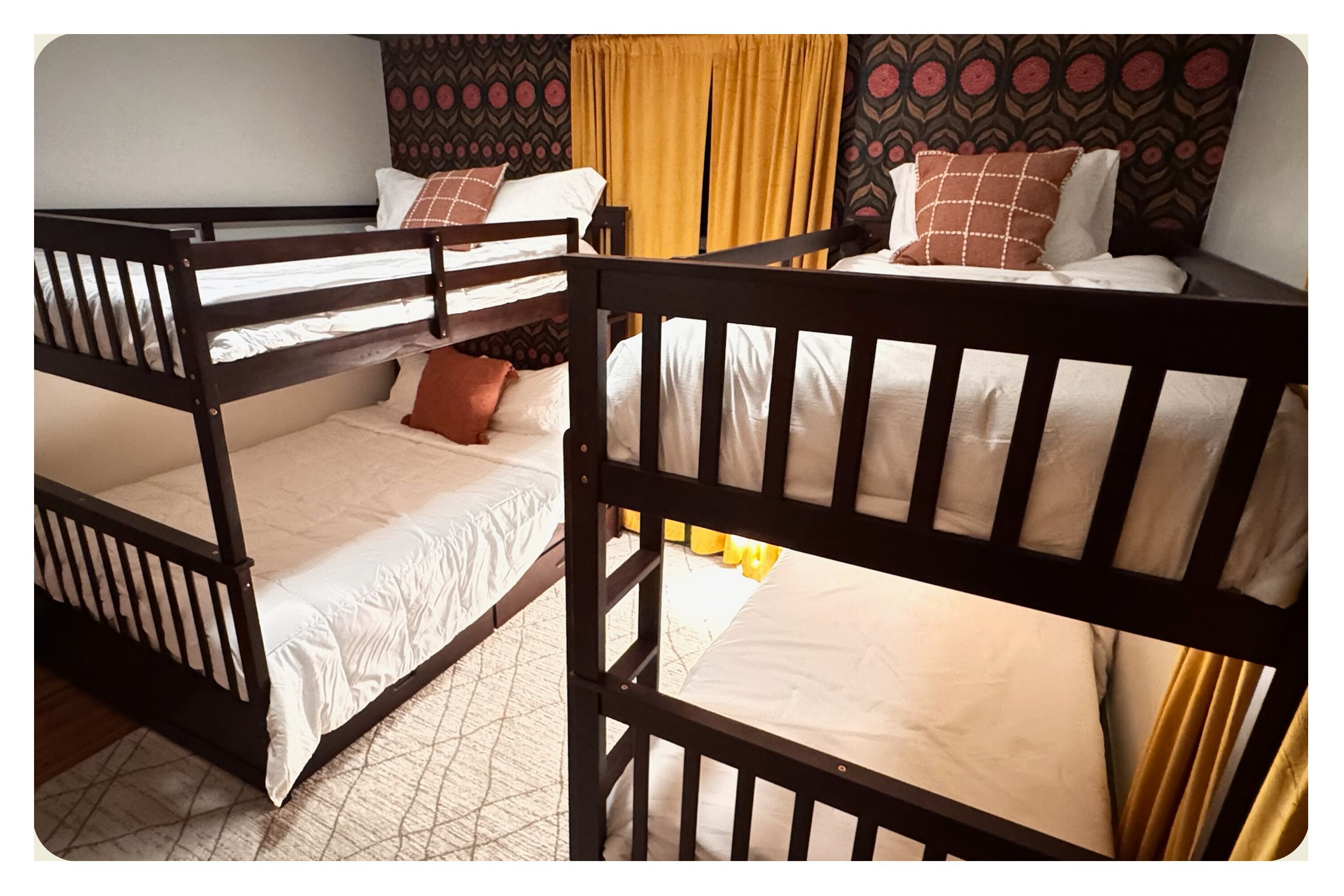 4 Schlafzimmer, Schreibtisch, Bügeleisen/Bügelbrett, kostenloses WLAN