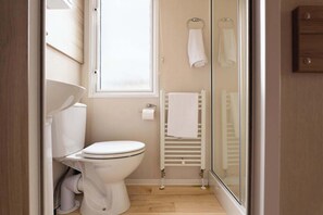 Douche, sèche-cheveux, serviettes fournies, shampoing
