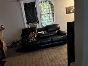 Interior - Cozy 2-bedroom house in lovely Mount Oliver with AC. Extremely close to downtown (Mount Oliver)