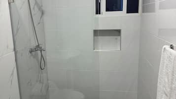 Een douche, een haardroger, handdoeken, zeep