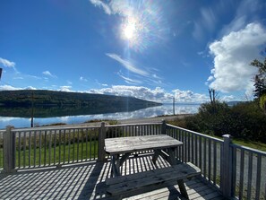 Outdoor dining - Charming Coastal Cottage overlooking Baddeck Bay (Baddeck)