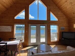 Living area - Charming Coastal Cottage overlooking Baddeck Bay (Baddeck)