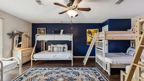 Room - Premium Lakefront Villa with Pool, Dock, Golf Cart & Guided Boat Adventures. (Malakoff)