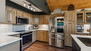 Private kitchen - Premium Lakefront Villa with Pool, Dock, Golf Cart & Guided Boat Adventures. (Malakoff)