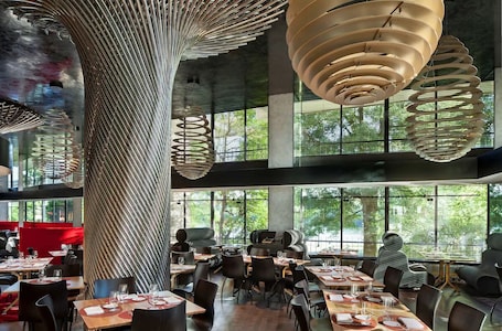 The Watergate | Deluxe King Room | Along Potomac River Near Kennedy Center