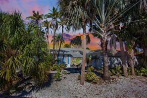 Property grounds - Brand new rental! Paradise Palms: Heated Pool, Game Room, & Minutes to Siesta Key Beach! (Siesta Key)