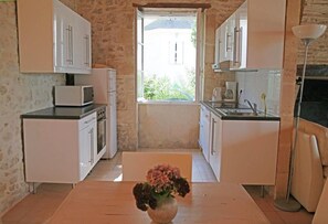 Fridge, oven, stovetop, dishwasher - Gite de Beausite - SAINTE-EULALIE (SAINTE-EULALIE)