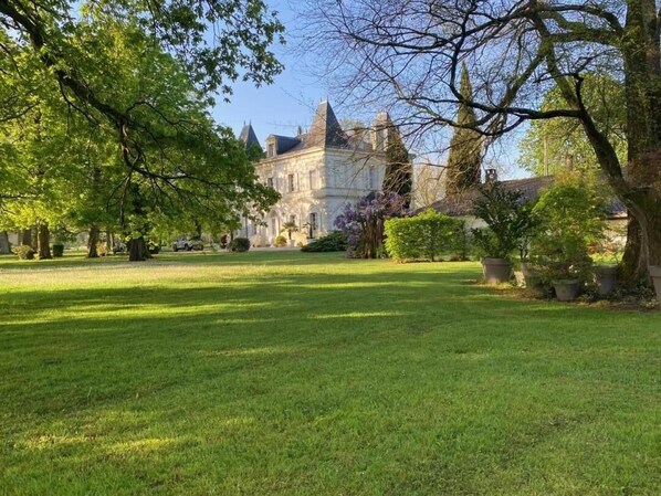 A large, historic building with a symmetrical facade, surrounded by a well-maintained lawn and mature trees. - Beausite - SAINTE-EULALIE (SAINTE-EULALIE)