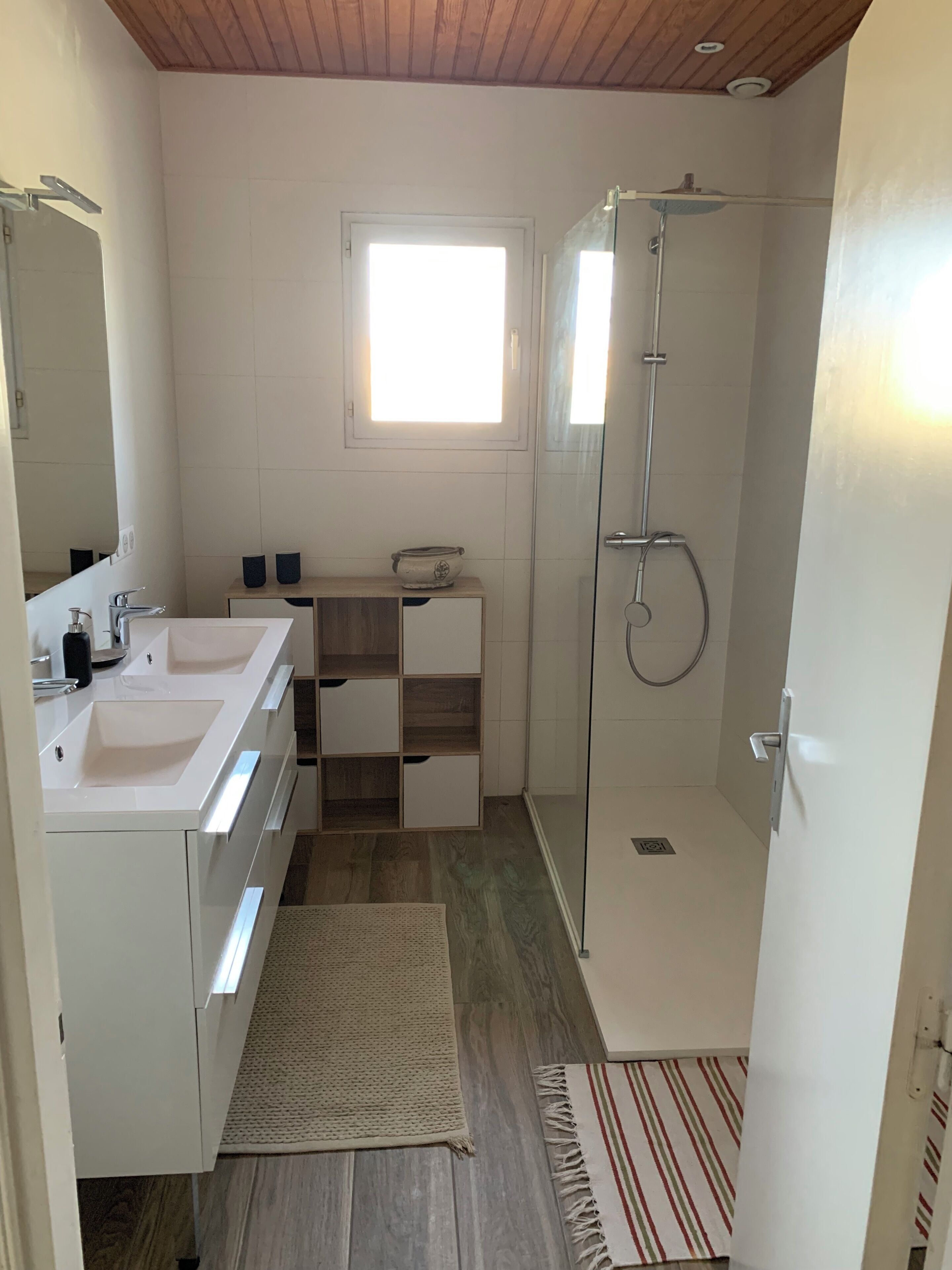 Shower, hair dryer, towels, toilet paper