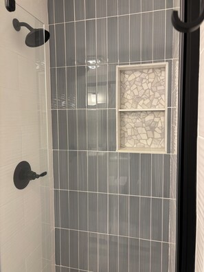 Een douche, een haardroger, handdoeken, toiletpapier