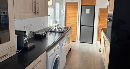 Beautiful 2-bedroom bungalow in welcoming Northampton perfect for relaxing stay