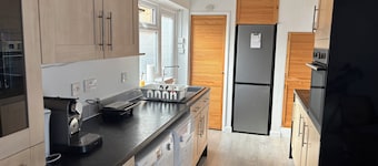 Beautiful 2-bedroom bungalow in welcoming Northampton perfect for relaxing stay