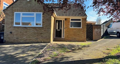 Beautiful 2-bedroom bungalow in welcoming Northampton perfect for relaxing stay