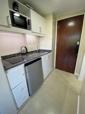 Fridge, microwave, stovetop, electric kettle - Centrally located apartment in Bariloche with lake view (San Carlos de Bariloche)