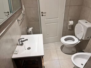 Secadora de cabello y bidet 