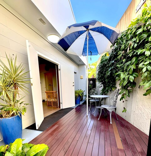 The Gallery Studio, modern, close to airport & CBD for short or long term stays.