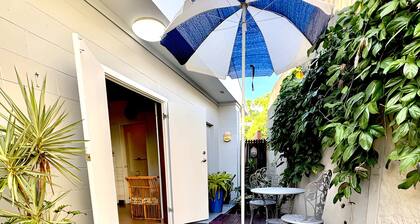 The Gallery Studio, modern, close to airport & CBD for short or long term stays.