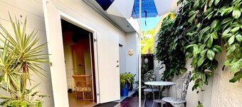 The Gallery Studio, modern, close to airport & CBD for short or long term stays.