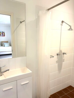 Shower, hair dryer, towels, soap - The Gallery Studio, modern, close to airport & CBD for short or long term stays. (Whitfield)