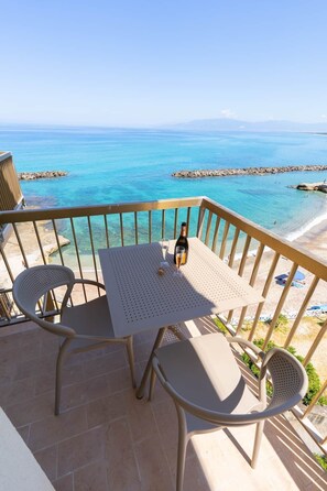 Outdoor dining - Tiffany House (Pizzo)