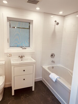 Bathroom - Water Front Studio ,The HydroFoil Hanger on Baddeck Bay (Baddeck)