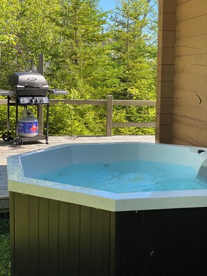 Outdoor spa tub - Water Front Studio ,The HydroFoil Hanger on Baddeck Bay (Baddeck)