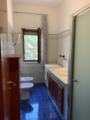 Shower, hair dryer, bidet, soap - House of Alexandr Piedigrotta (Pizzo)
