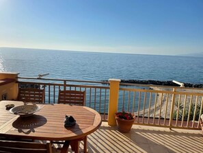 Outdoor dining - House of Alexandr Piedigrotta (Pizzo)