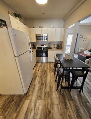 Private kitchen - Beautiful lakeside 3 bed condo with pool (Laconia)