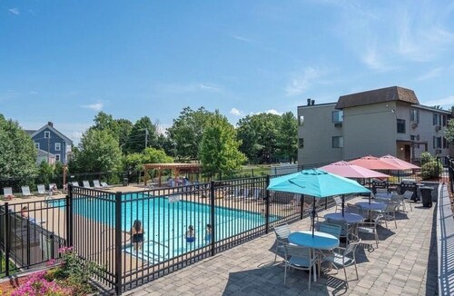 Beautiful lakeside 3 bed condo with pool