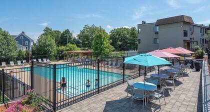 Beautiful lakeside 3 bed condo with pool