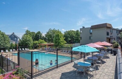 Beautiful lakeside 3 bed condo with pool
