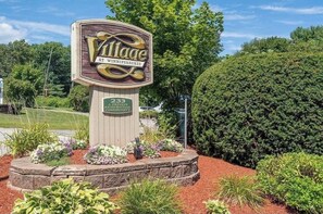 Property grounds - Beautiful lakeside 3 bed condo with pool (Laconia)