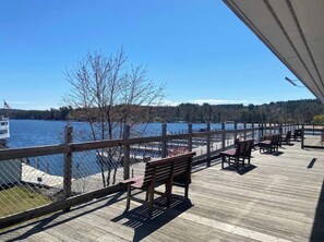 Terrace/patio - Beautiful lakeside 3 bed condo with pool (Laconia)