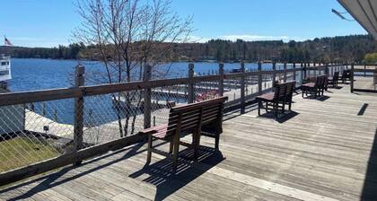 Beautiful lakeside 3 bed condo with pool
