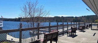 Beautiful lakeside 3 bed condo with pool