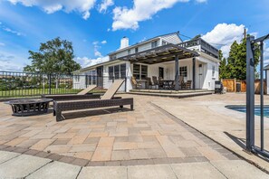 A two-story house with a covered patio, outdoor seating, and a swimming pool. - Yakima Valley Views with Pool and Sauna (Yakima)