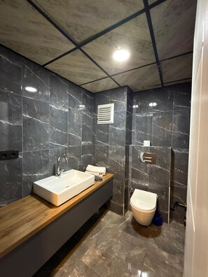 Buồng tắm vòi sen, khăn tắm, xà phòng, dầu gội 