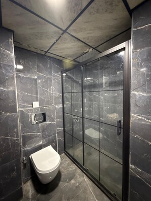 Shower, towels, soap, shampoo - Köşk konaklama  (İstanbul)