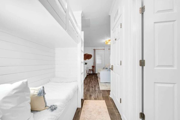 1 bedroom, travel cot, WiFi, bed sheets - Sea Breeze by Stay on 30a (Seacrest Beach)