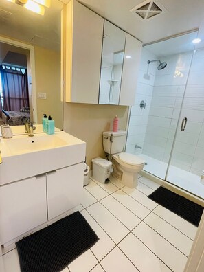 Deluxe Suite, Balcony, City View | Bathroom - Lakefront Boutique Stay (Toronto)