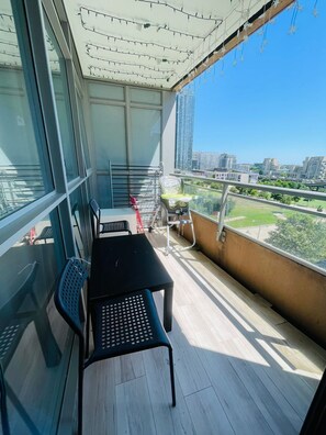 Deluxe-Suite, Balkon, Stadtblick | Unterkunftsgelände