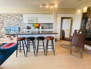 Deluxe-Suite, Balkon, Stadtblick | Innenbereich