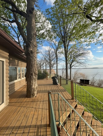 Terrace/patio. The Haven on Detroit Lake - Sunsets, Private Dock, Screen Porch